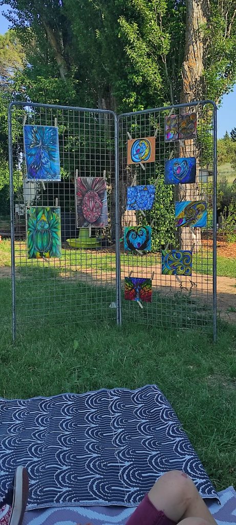 Catherine Durbec, auteure du nénuphar, expose quelques-unes de ses planches à la fête de la nature, Saint-Julien le Montagnier. Découverte colorée de planches originales de jeunesse.