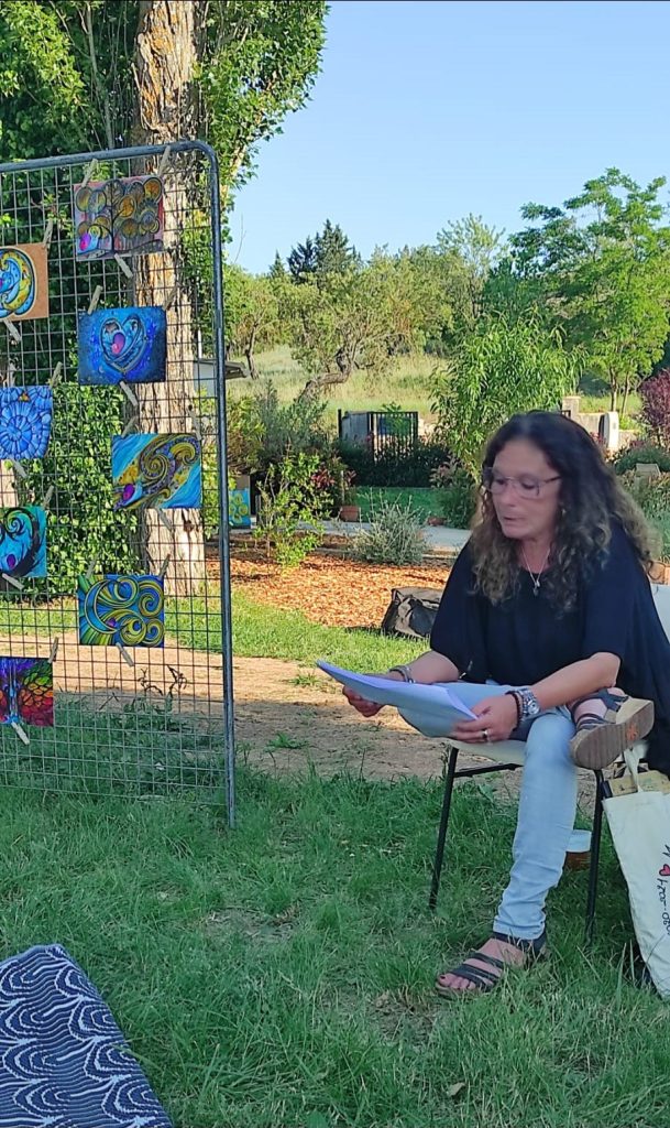 Catherine Durbec propose, dans un cadre bucolique, une session de lecture offerte de poèmes autour du thème de la nature à Saint-Julien le Montagnier.