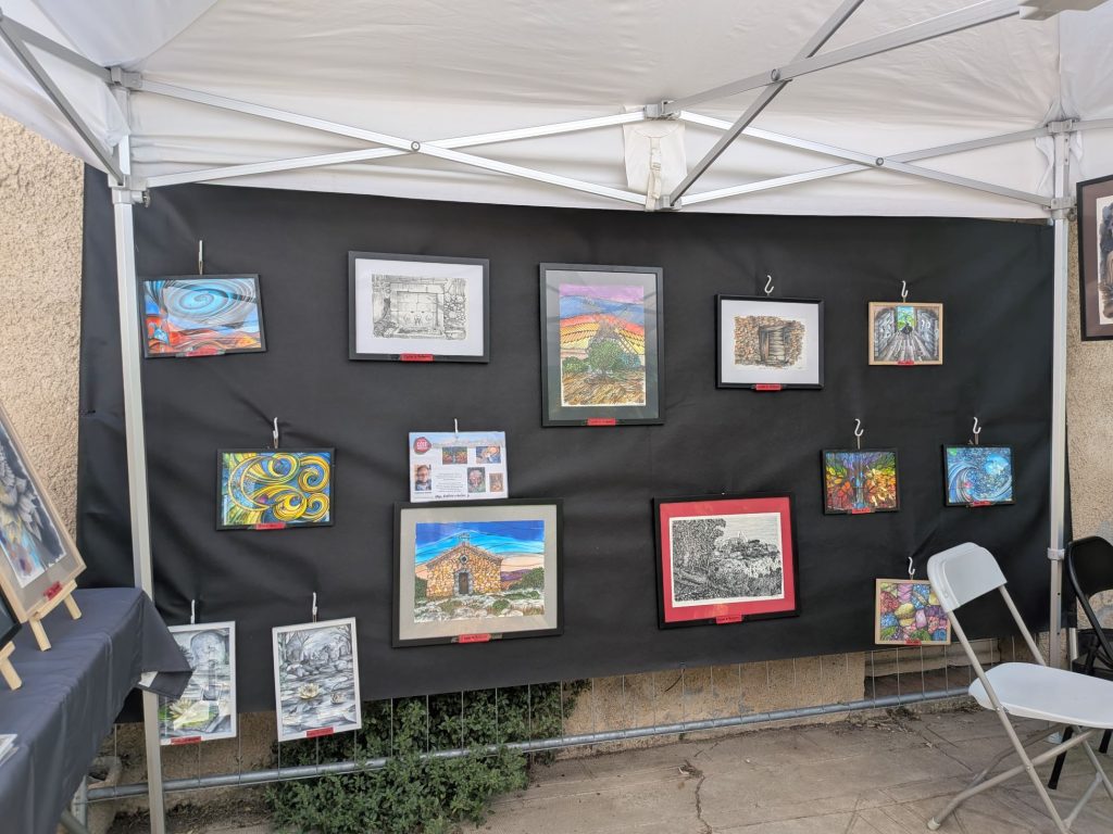 Exposition au vieux village. Côté artistes. Stand d'aquarelles. Encres. Couleurs et diversité au rendez-vous.