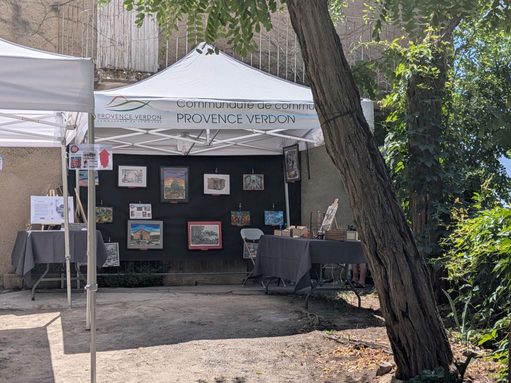 Exposition au vieux village. Côté artistes. Encres, aquarelles, illustrations au rotring. Vieux village et projets jeunesse. Diversité d'illustrations.